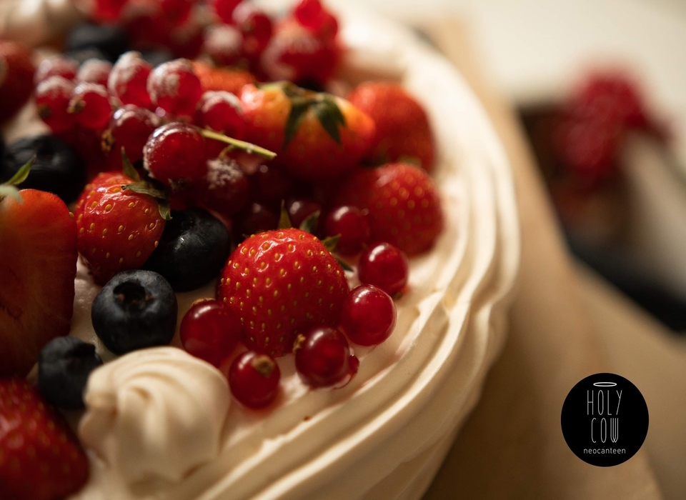 PAVLOVA with fresh berries